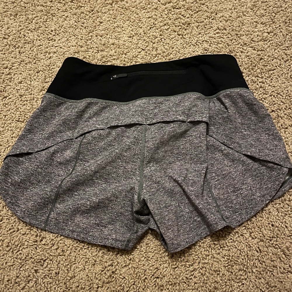 Lululemon hotty hot low rise 4”
Size 4
Color: grey
